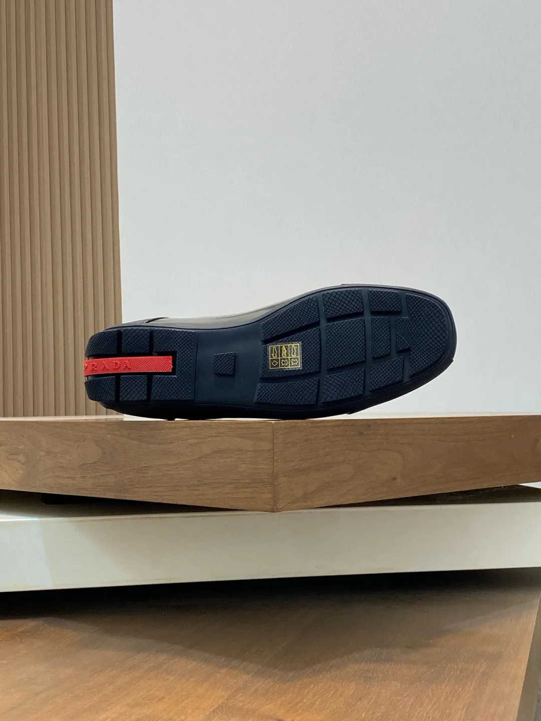 Men's Men's Shoes 💰800 Prada/Prada Men's Leather Casual Sports Shoes, a hot product made in Guangzhou! Made of imported calfskin splicing upper, three-dimensional geometric segmentation, precision manufacturing, uniform stitching, leather texture at a glance, multi-color splicing, fashionable and generous, soft, comfortable and breathable, decorated with PRADA letter logo on the outside, classic letter logo on the tongue, fabric strap on the heel, P family's classic sports shoe type, with fabric lining, silver logo cowhide foot pads, and P family's exclusive rubber outsole. The details are carefully crafted, making it a versatile item for travel! Comes with original box and dust bag! Multiple colors available! Size: 39-40-41-42-43-44 standard leather shoe size (38, 45 customized ¥)